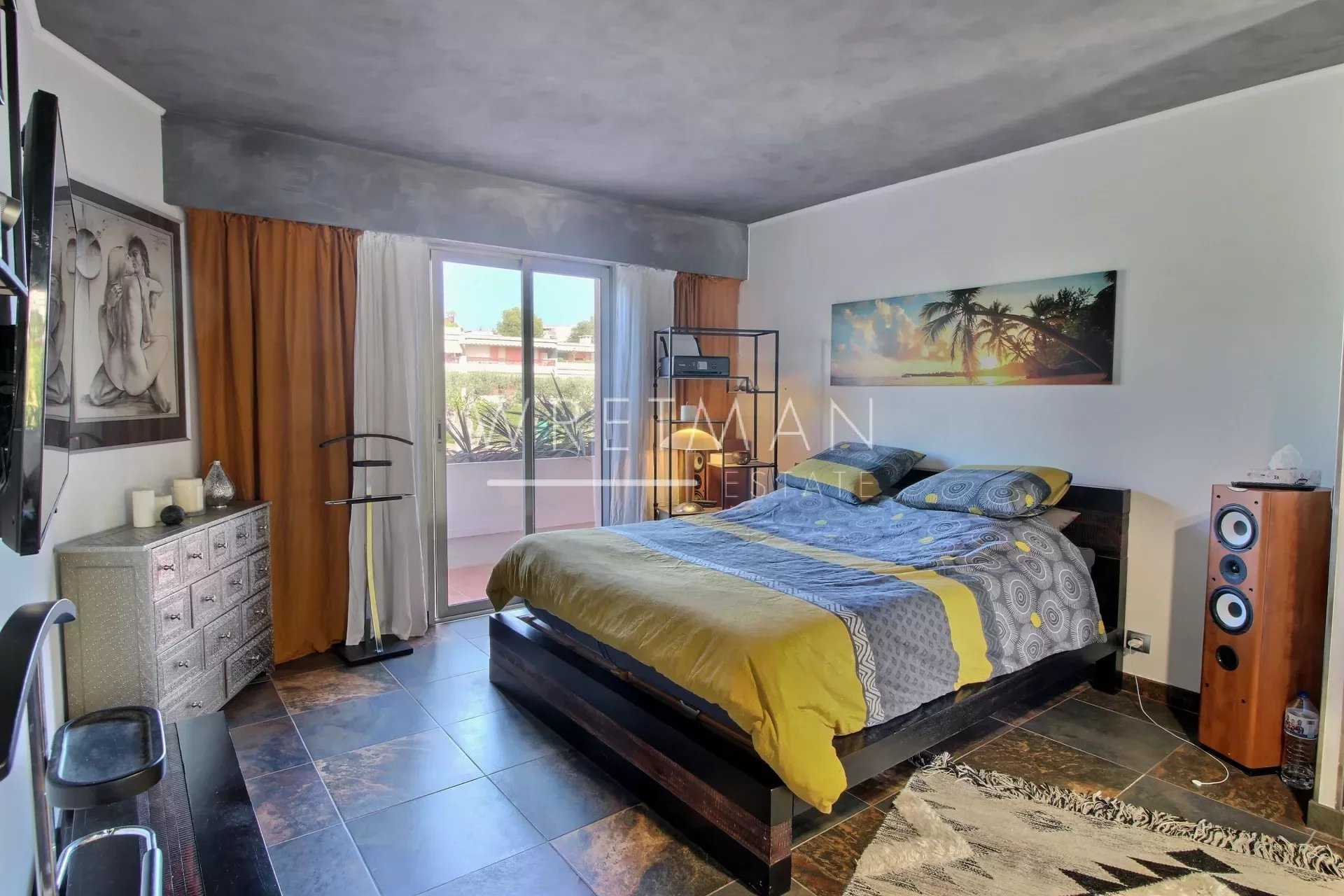 Condominium in Antibes, Provence-Alpes-Cote d'Azur 12221711