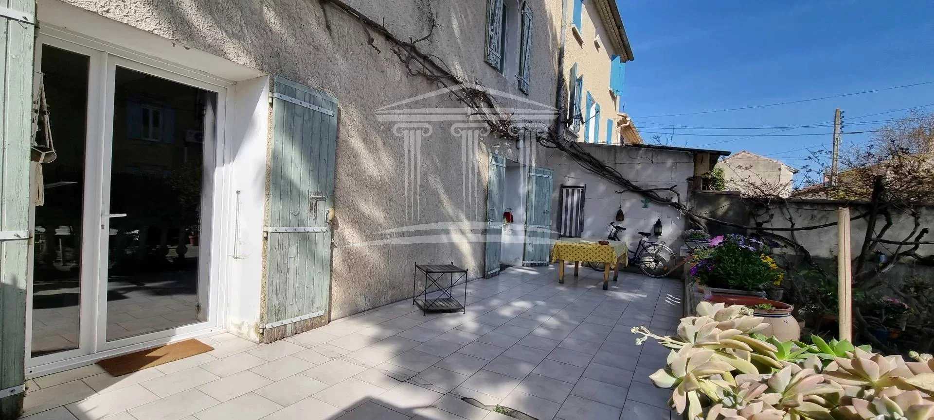 Useita taloja sisään Sorgues, Provence-Alpes-Cote d'Azur 12221758