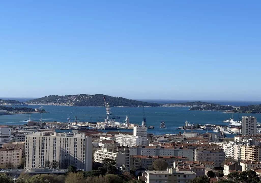 Condominium in Toulon, Provence-Alpes-Cote d'Azur 12222462