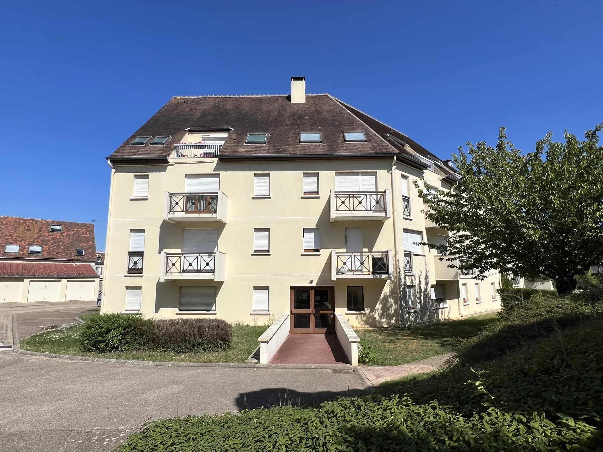 Condominium in Auxerre, Bourgogne-Franche-Comte 12223066