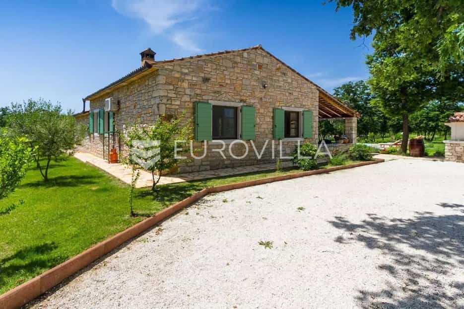 房子 在 Bale, Istarska županija 12235459