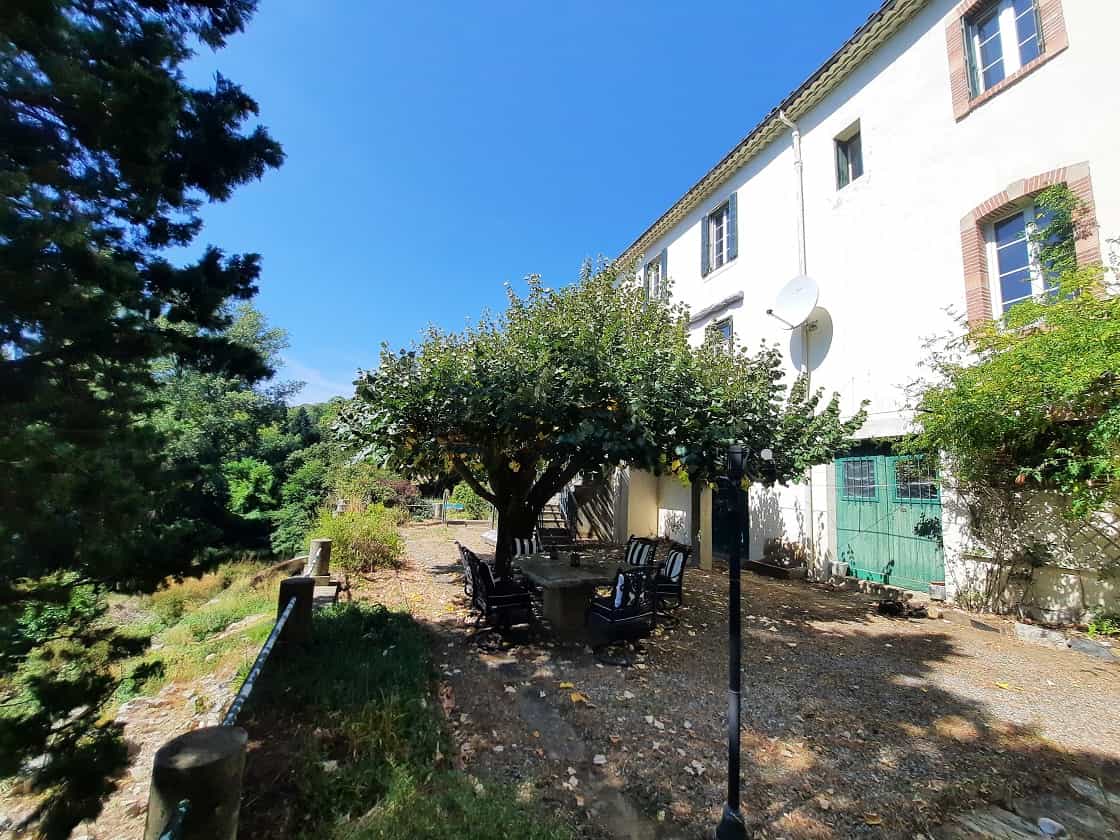 بيت في Riols, Occitanie 12240251