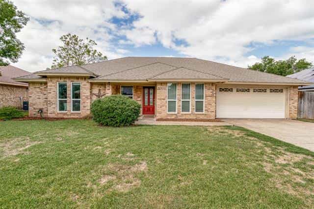 House in Mansfield, Texas 12240390