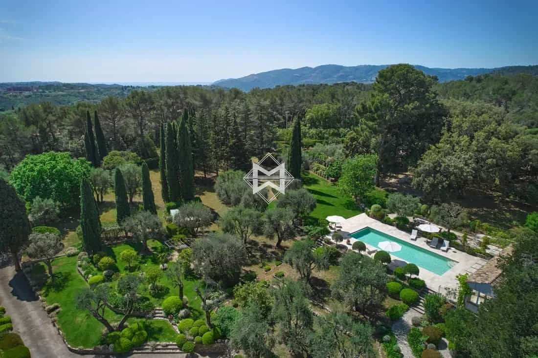 Rumah di Rumput, Provence-Alpes-Cote d'Azur 12241160