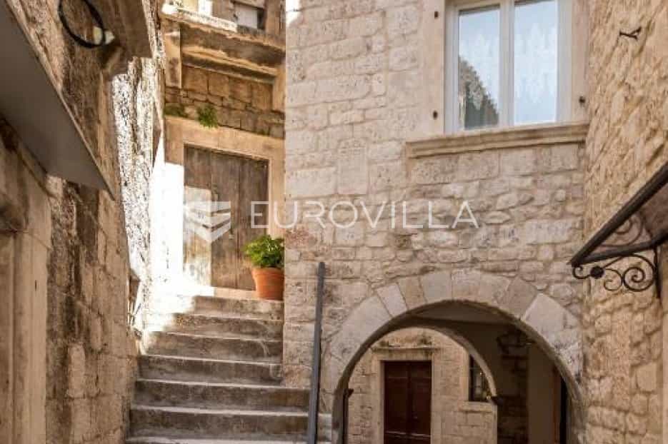 بيت في Trogir, Splitsko-dalmatinska županija 12245033