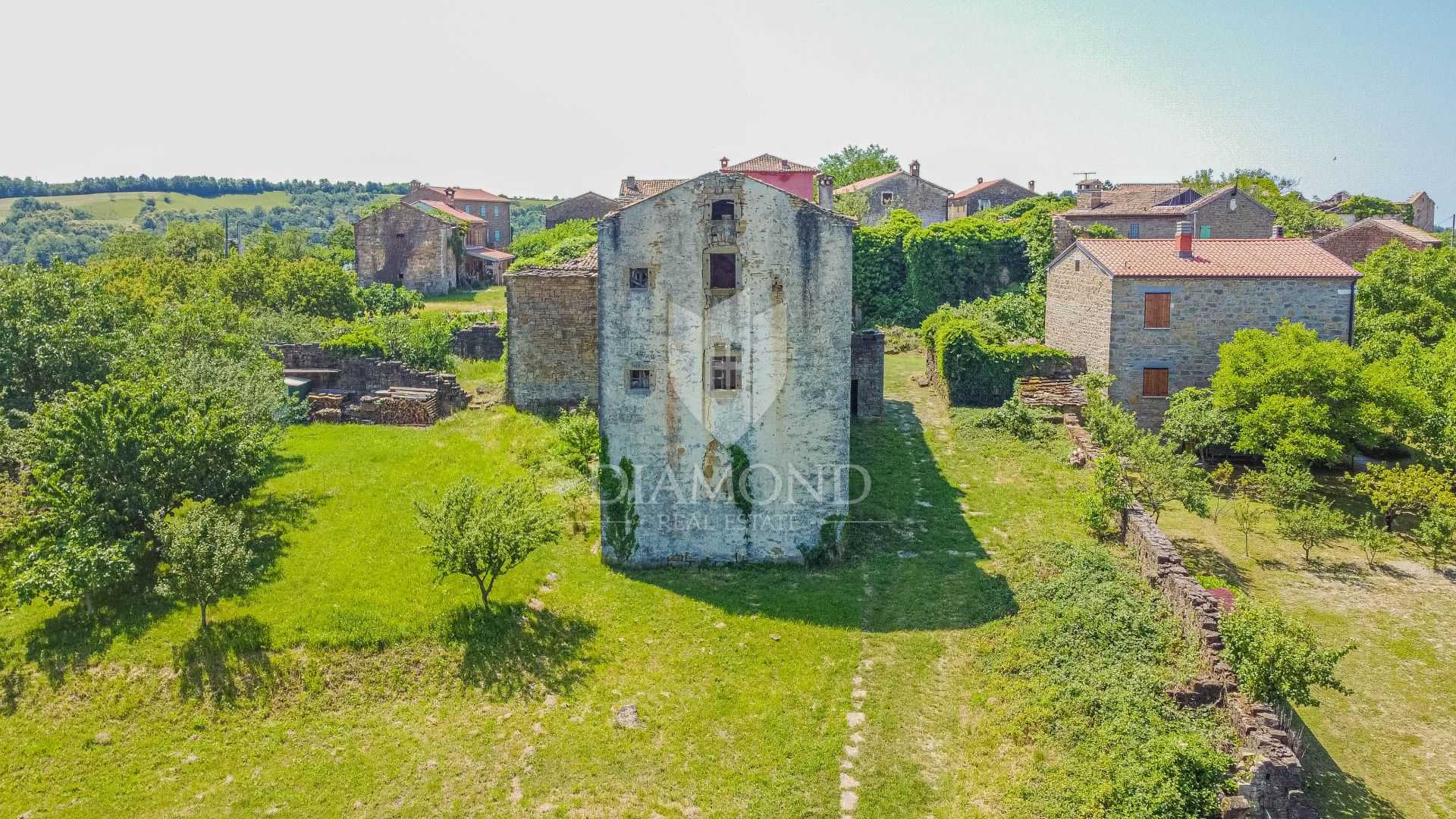土地 在 Momjan, Istria County 12245249
