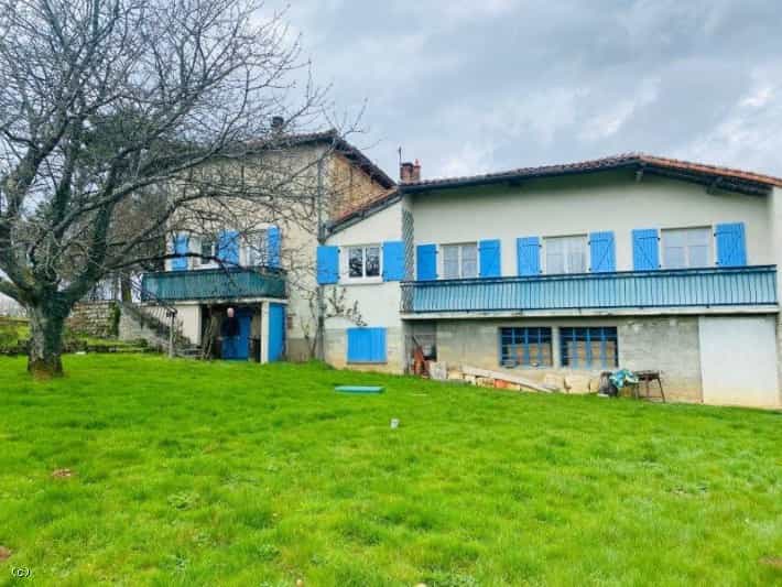 Huis in Champagne-Mouton, Nouvelle-Aquitaine 12246110