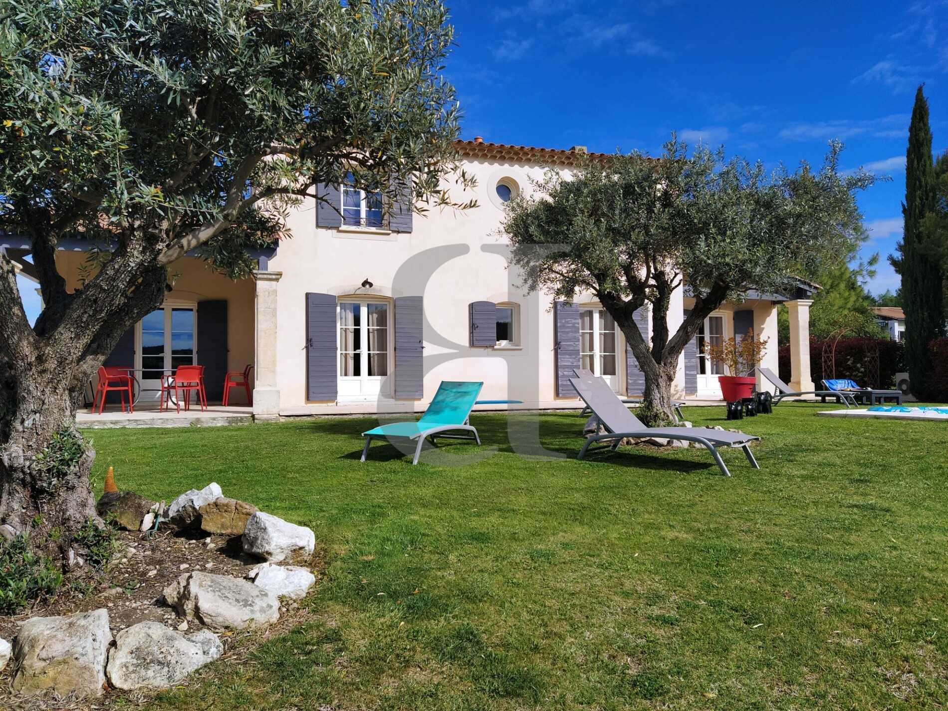 House in L'Isle-sur-la-Sorgue, Provence-Alpes-Cote d'Azur 12250407