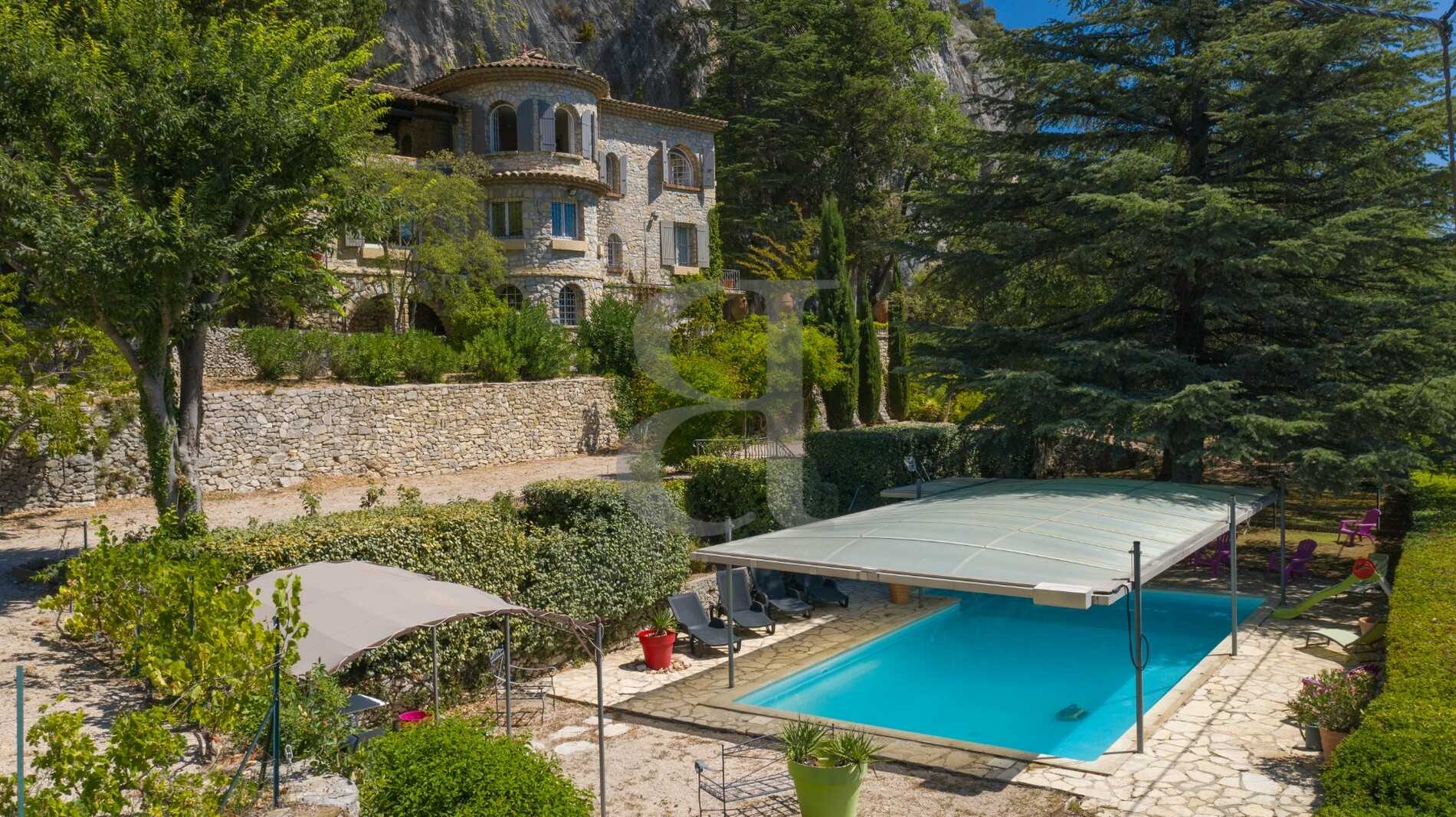 Casa nel Vaison-la-Romaine, Provence-Alpes-Côte d'Azur 12250410