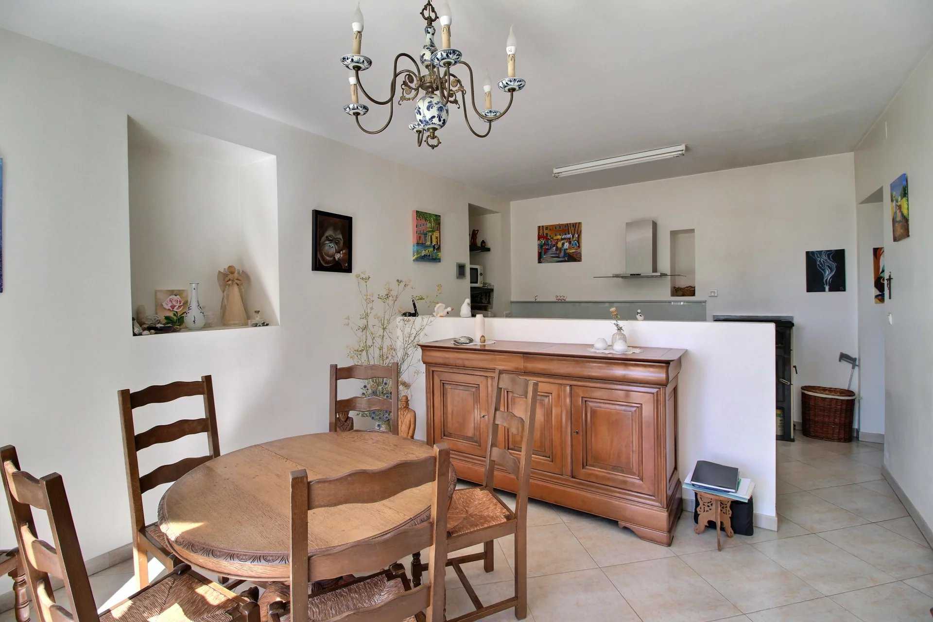 Talo sisään Moulinet, Provence-Alpes-Côte d'Azur 12250429