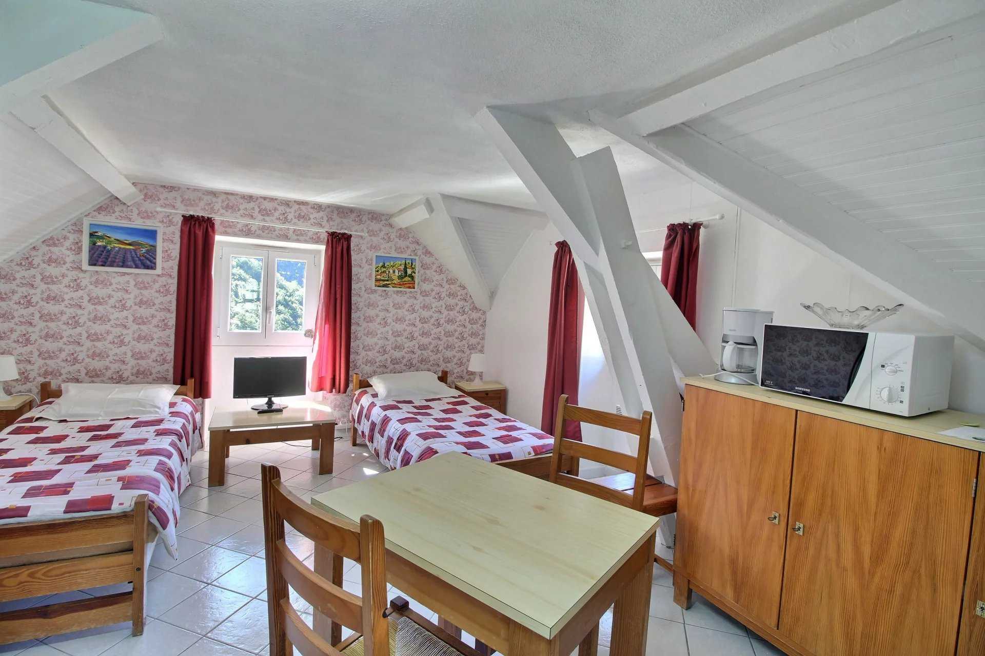 Talo sisään Moulinet, Provence-Alpes-Côte d'Azur 12250429