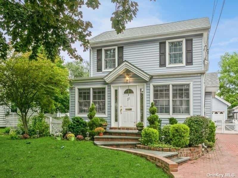 House in Floral Park, New York 12250956