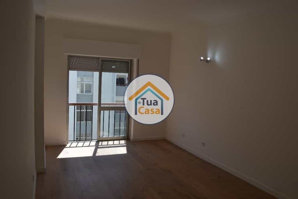 Condominium in Rio de Mouro, Lisbon 12252751