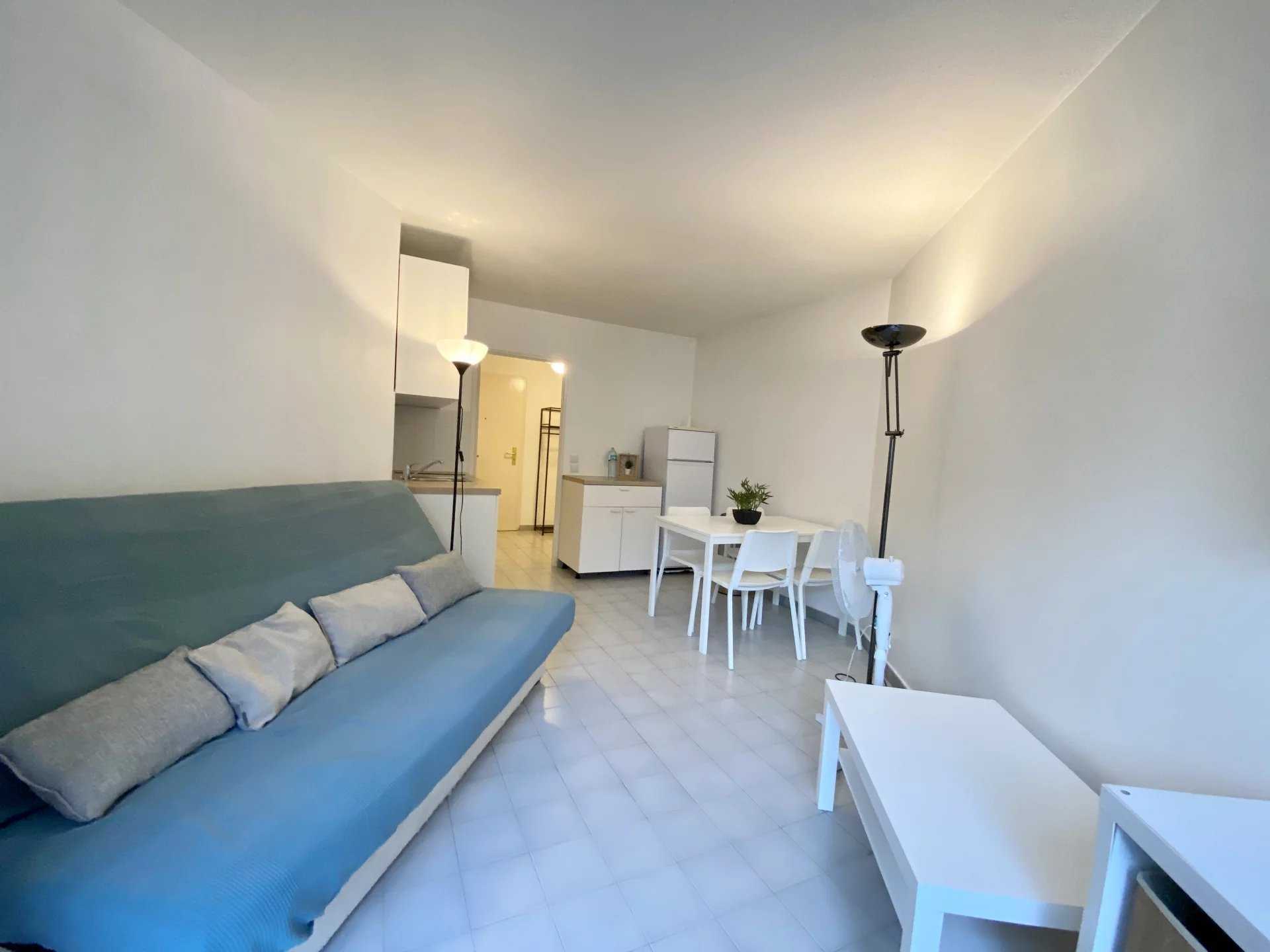 Condominium in Juan-les-Pins, Provence-Alpes-Côte d'Azur 12255402