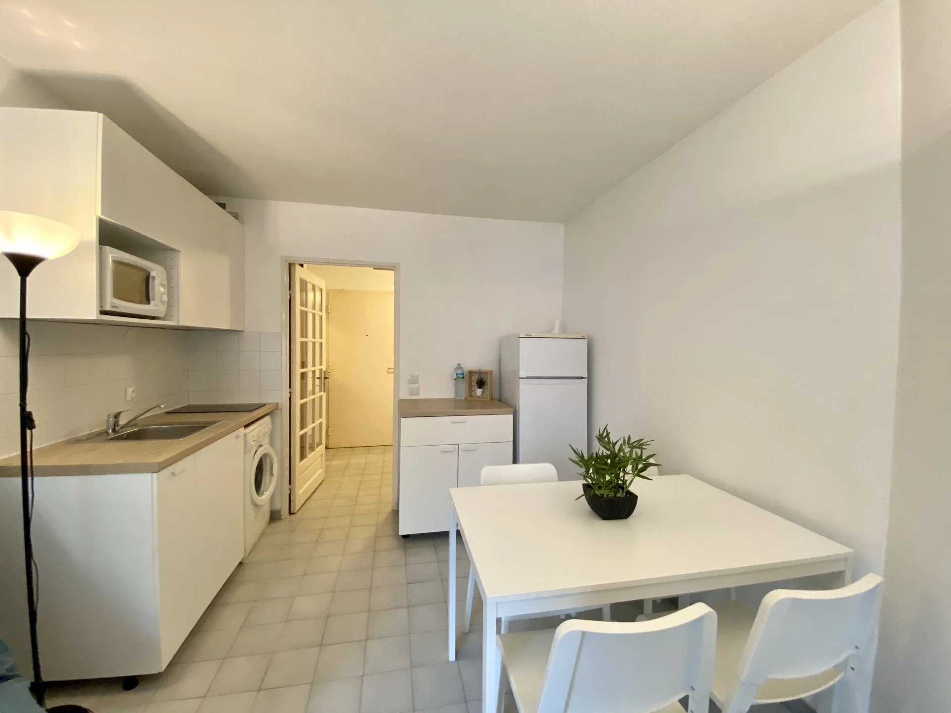 Condominium in Juan-les-Pins, Provence-Alpes-Cote d'Azur 12255402