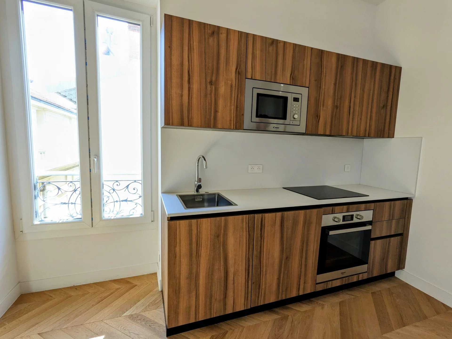 Condominium in Nice, Provence-Alpes-Cote d'Azur 12255468