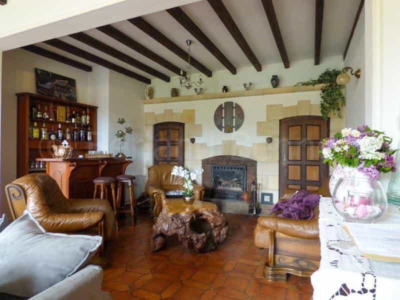 House in Champagne-Mouton, Nouvelle-Aquitaine 12256969