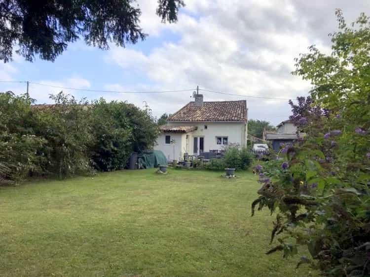 بيت في Jonzac, Nouvelle-Aquitaine 12256990