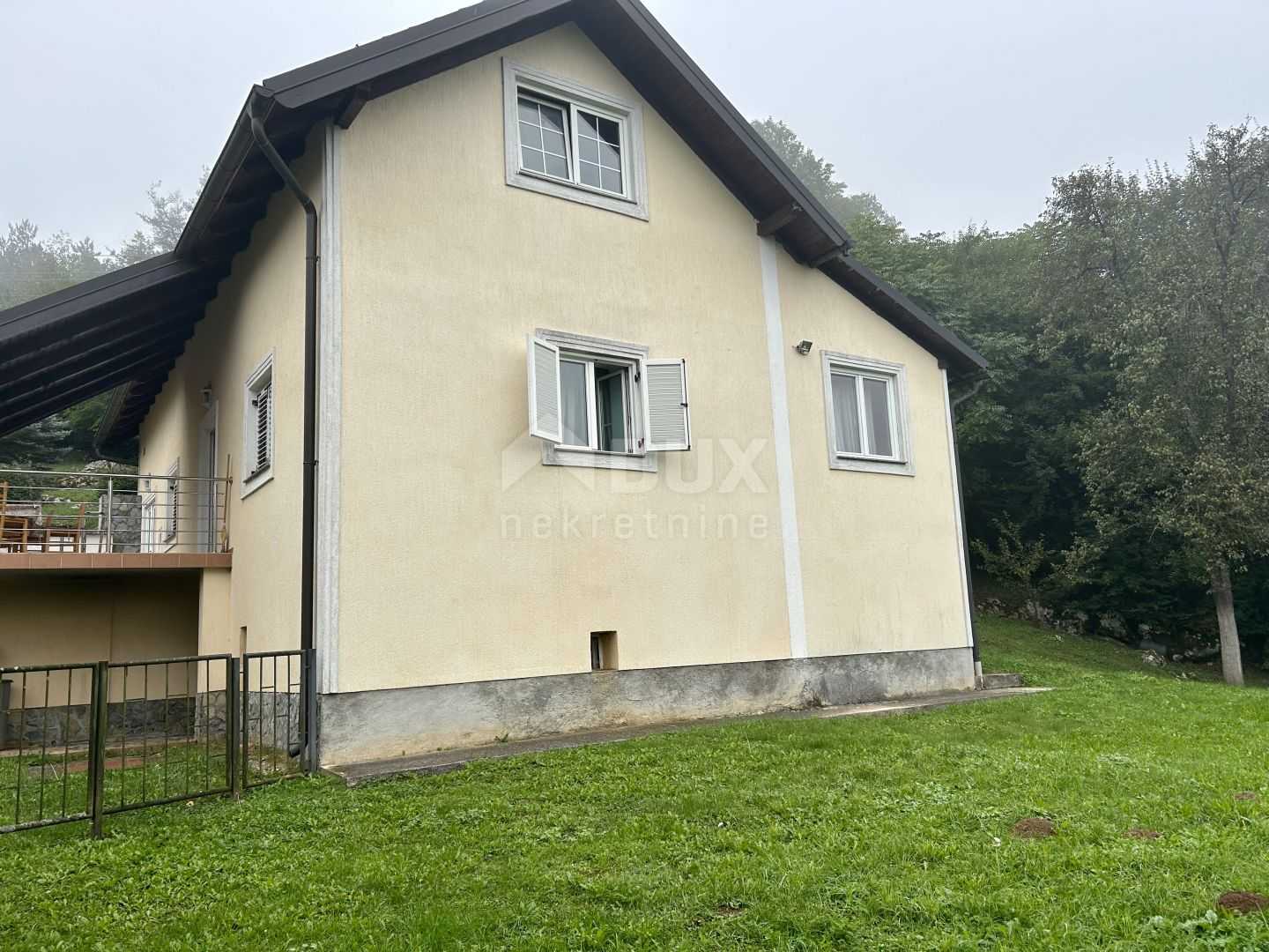 房子 在 Otocac, Licko-Senjska Zupanija 12259391
