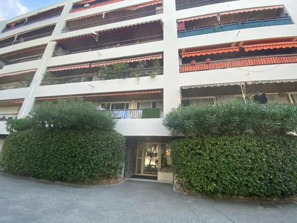 Condominium in La Trinité, Provence-Alpes-Côte d'Azur 12263206