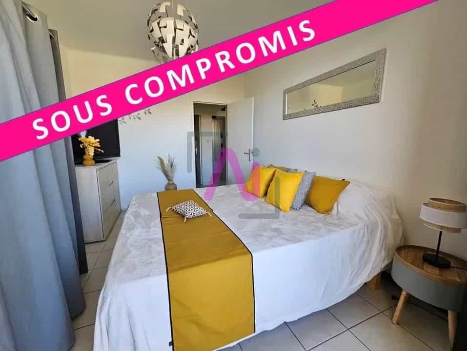 Condominium in La Londe-les-Maures, Provence-Alpes-Côte d'Azur 12263232