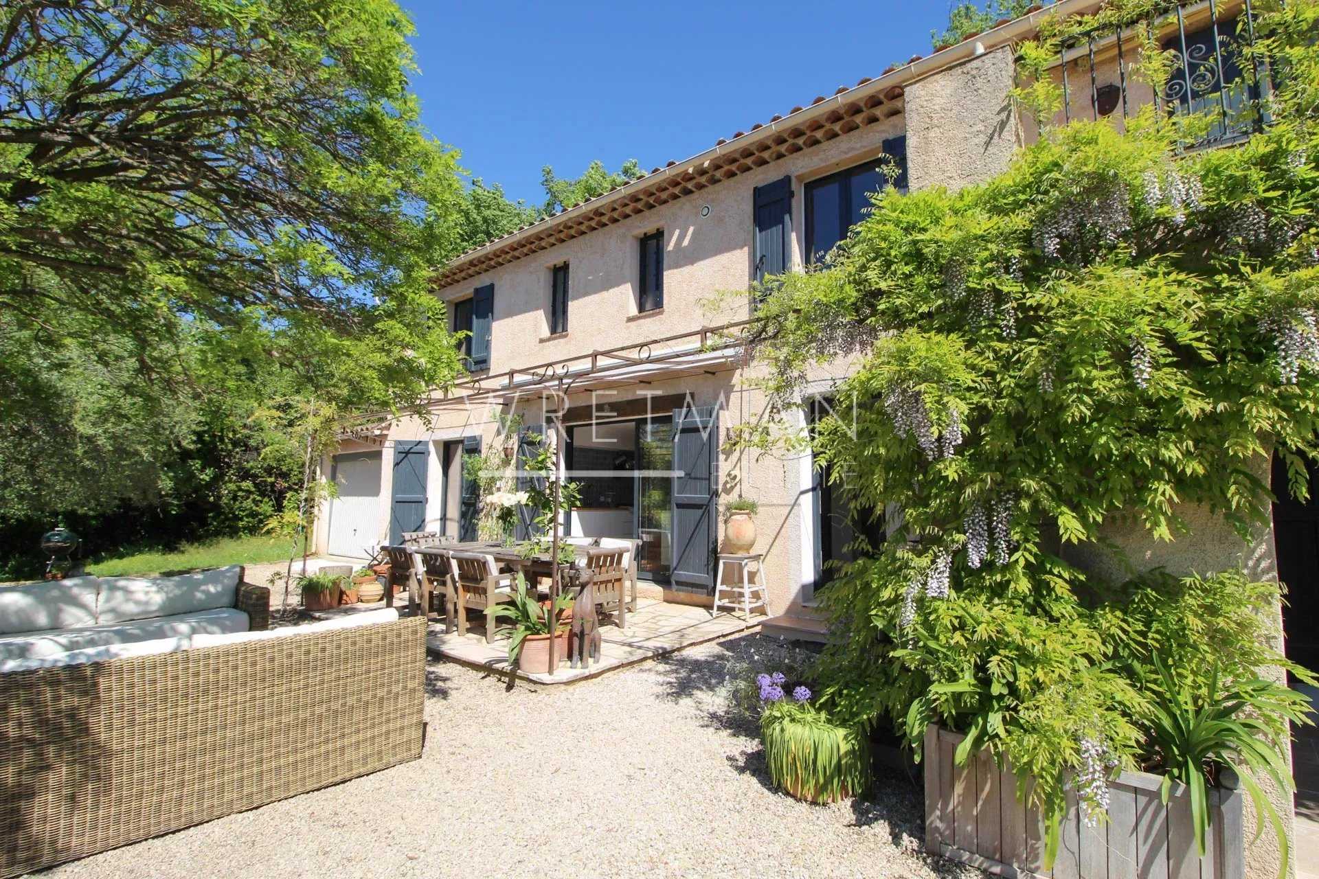 Talo sisään Montauroux, Provence-Alpes-Cote d'Azur 12264636