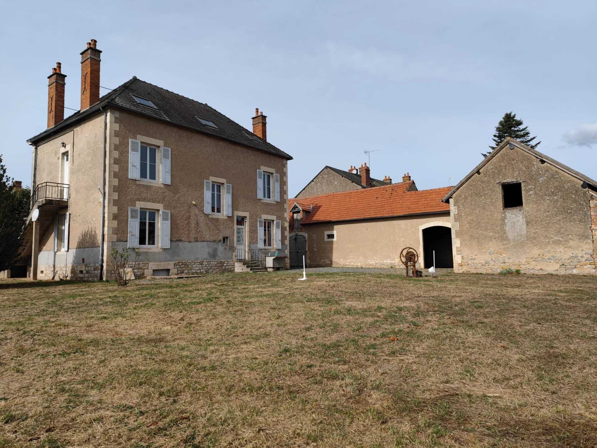 房子 在 Cercy-la-Tour, 勃艮第-弗朗什-孔泰 12264746