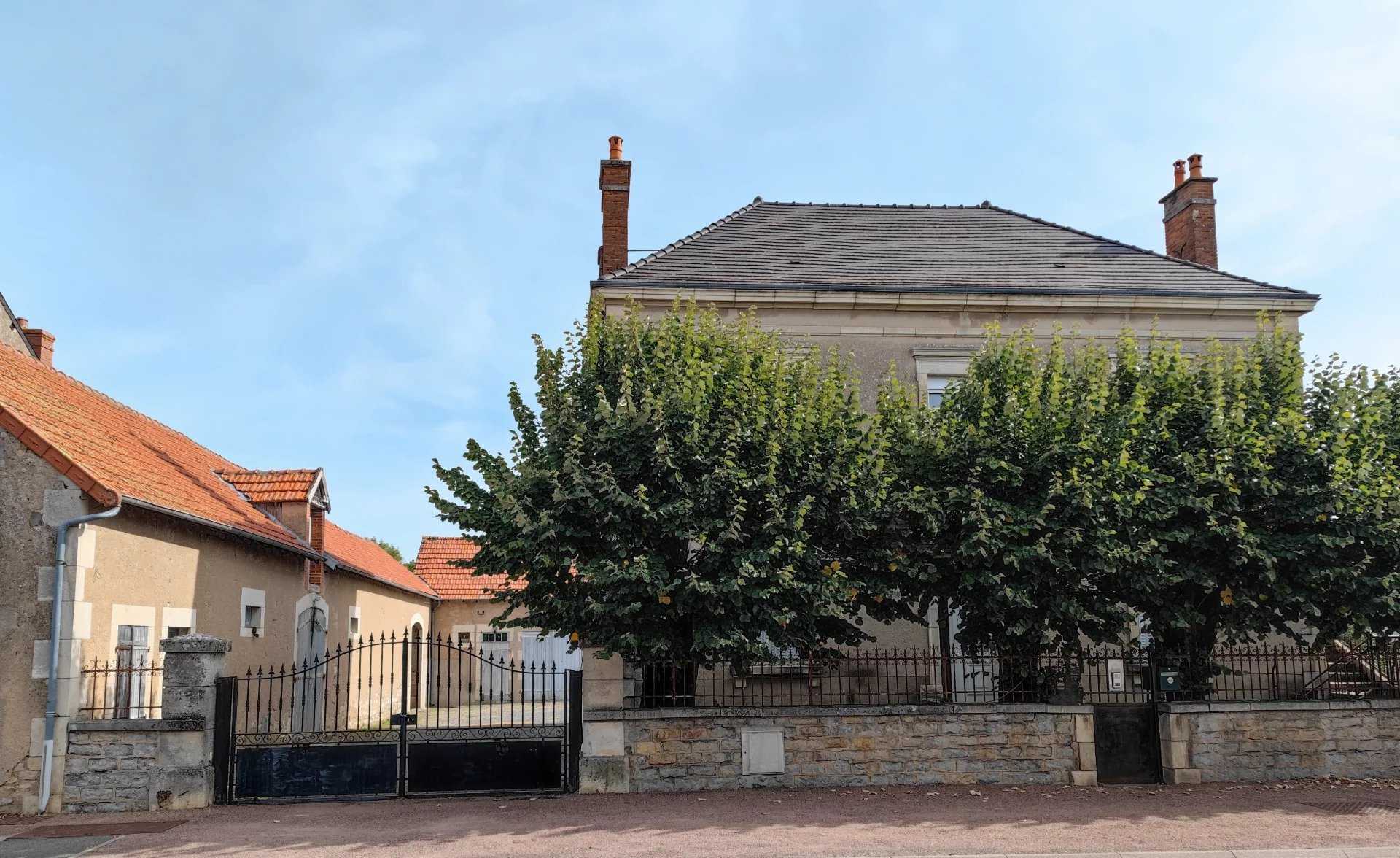 Huis in Cercy-la-Tour, Bourgogne-Franche-Comte 12264746
