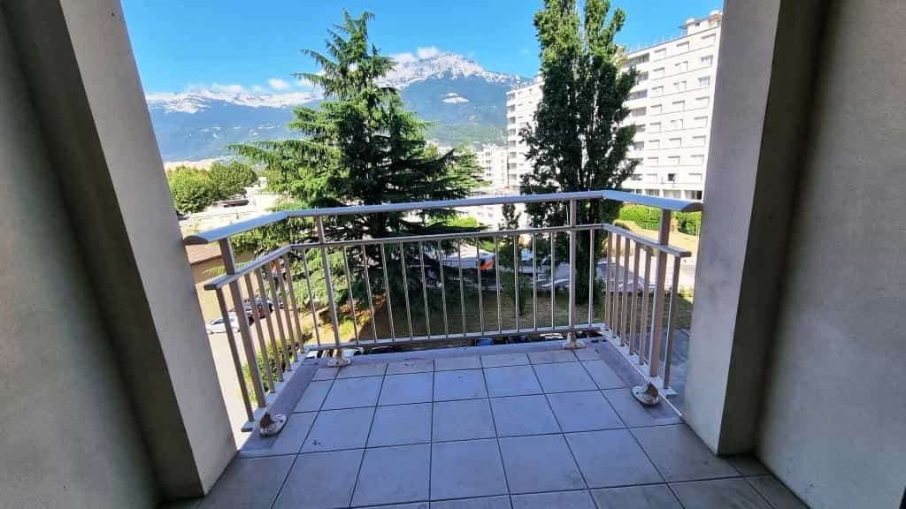 Condominium in Echirolles, Auvergne-Rhone-Alpes 12265722