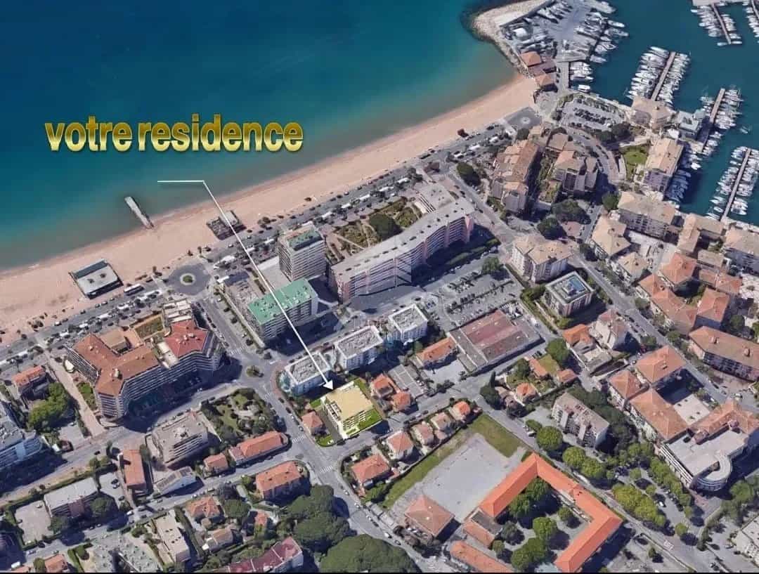 Condominium in Frejus, Provence-Alpes-Cote d'Azur 12265734