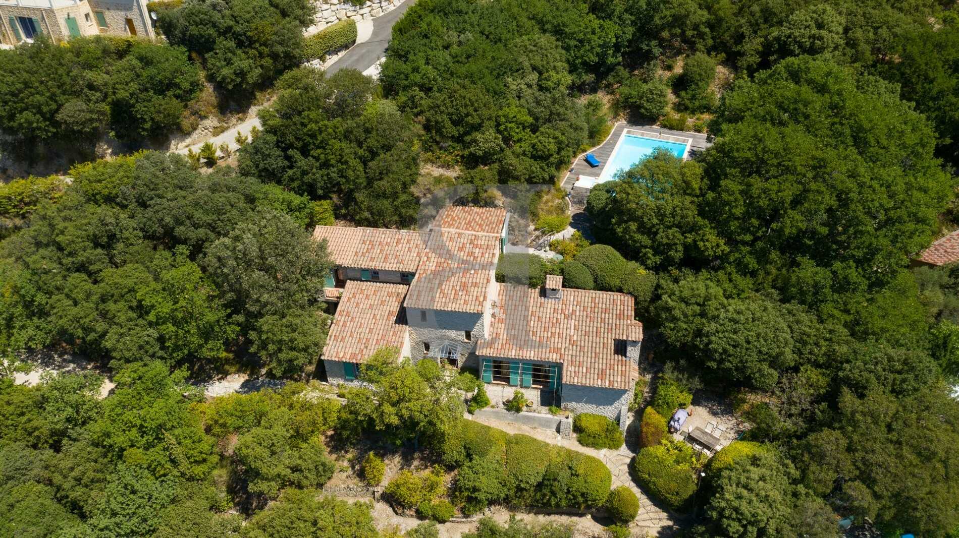 Casa nel Vaison-la-Romaine, Provence-Alpes-Côte d'Azur 12266802