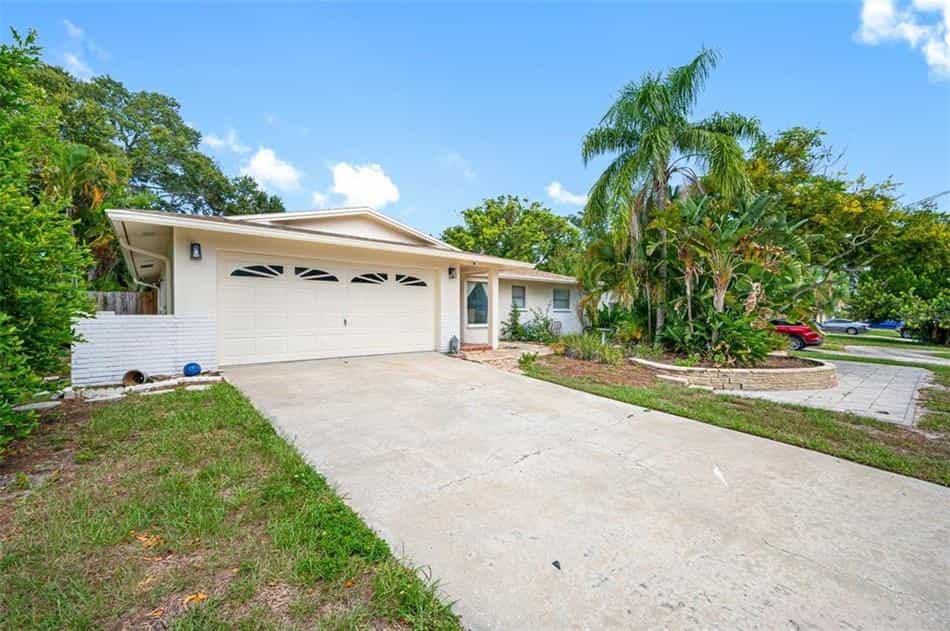 House in Clearwater, Florida 12270178