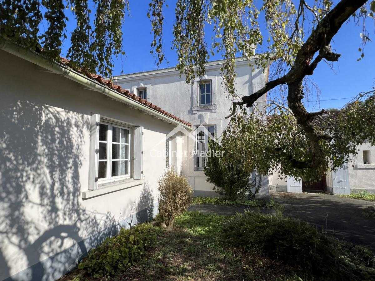 Huis in Saint-Jean-d'Angely, Nouvelle-Aquitanië 12271583