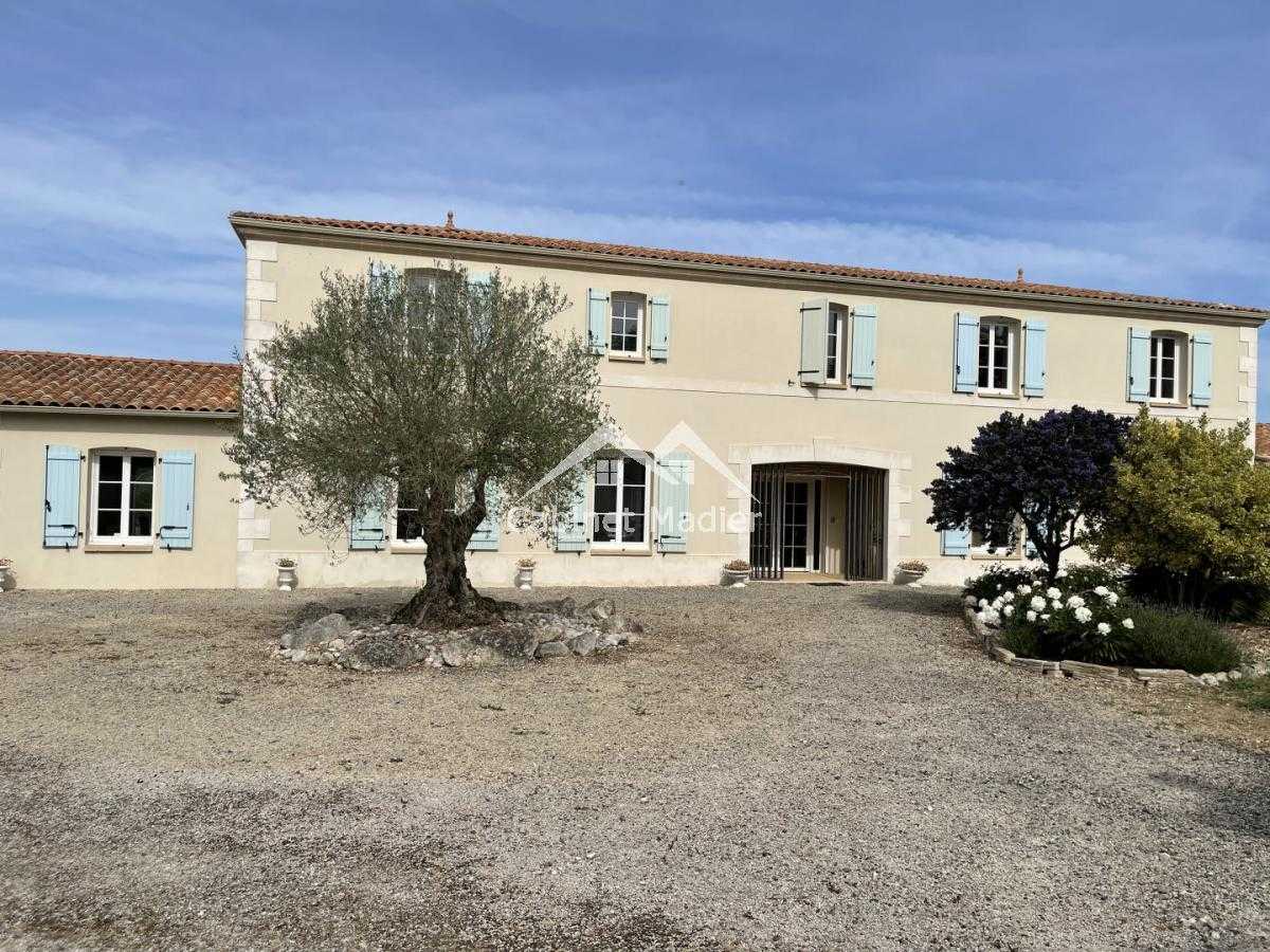 House in Saint-Jean-d'Angely, Nouvelle-Aquitaine 12271591