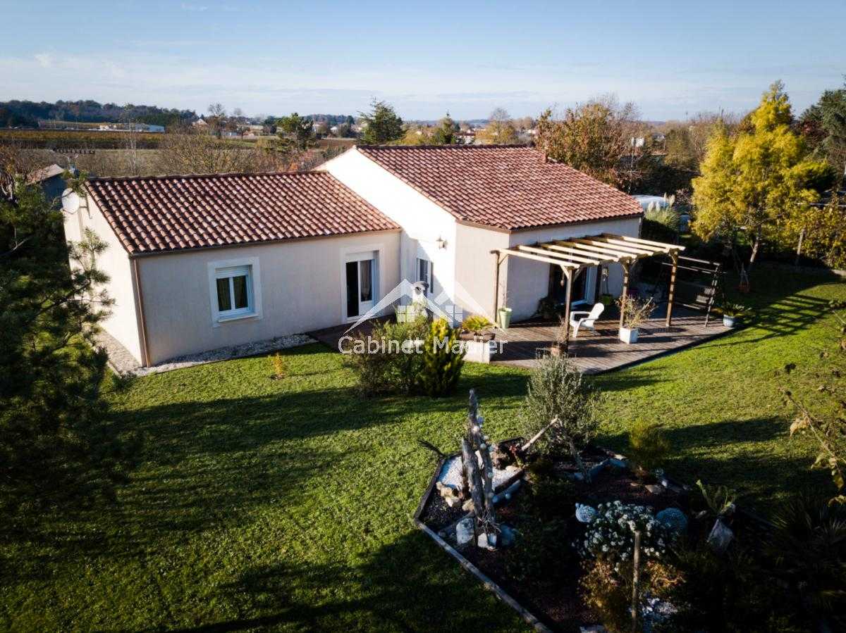 House in Saint-Jean-d'Angely, Nouvelle-Aquitaine 12271592