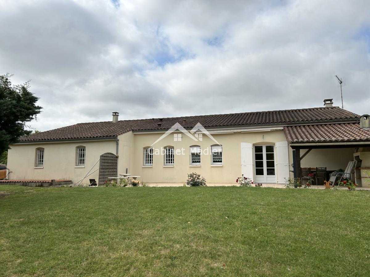 House in Saint-Jean-d'Angely, Nouvelle-Aquitaine 12271597