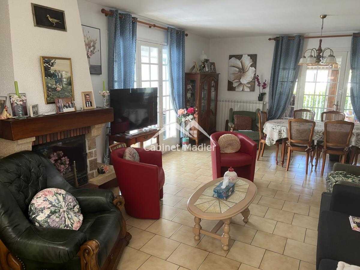 House in Saint-Jean-d'Angely, Nouvelle-Aquitaine 12271609