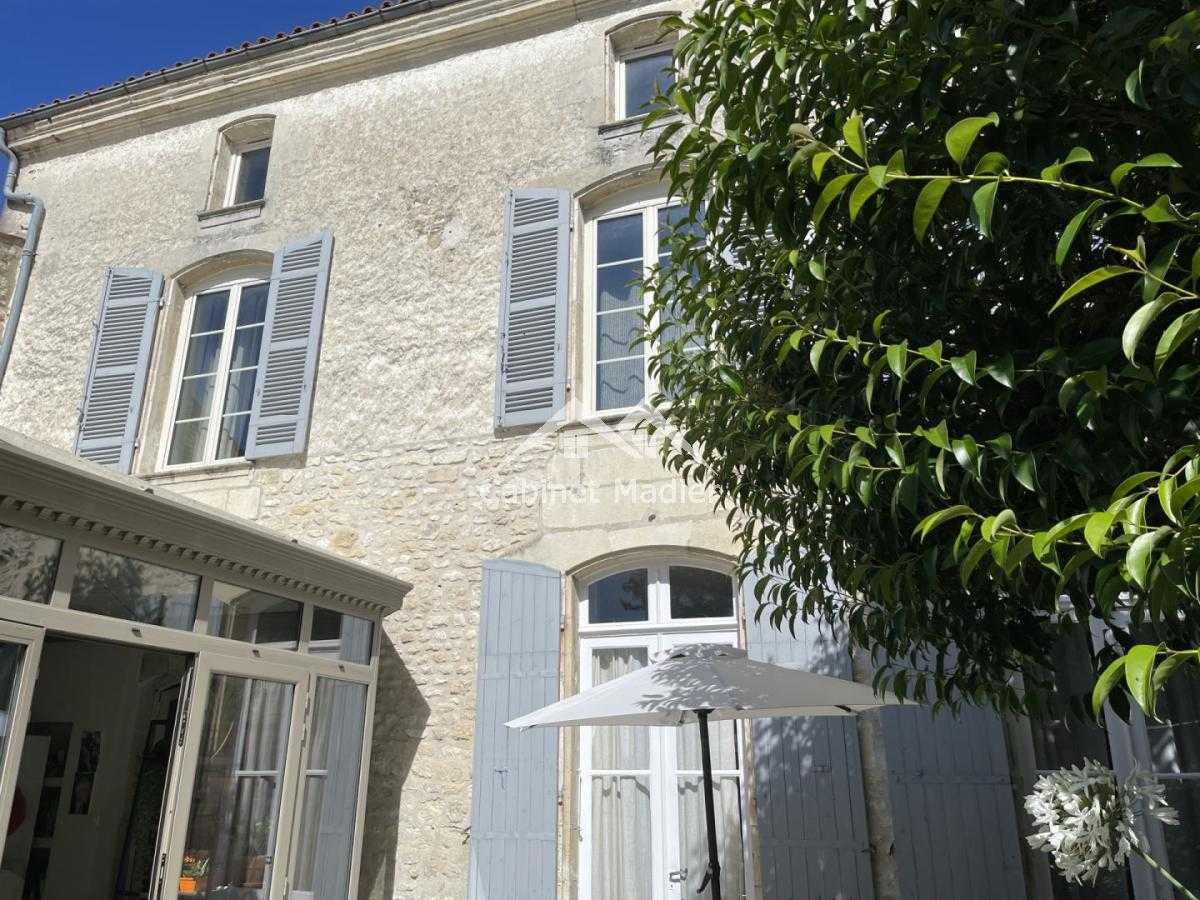 Hus i Saint-Jean-d'Angely, Nouvelle-Aquitaine 12271618
