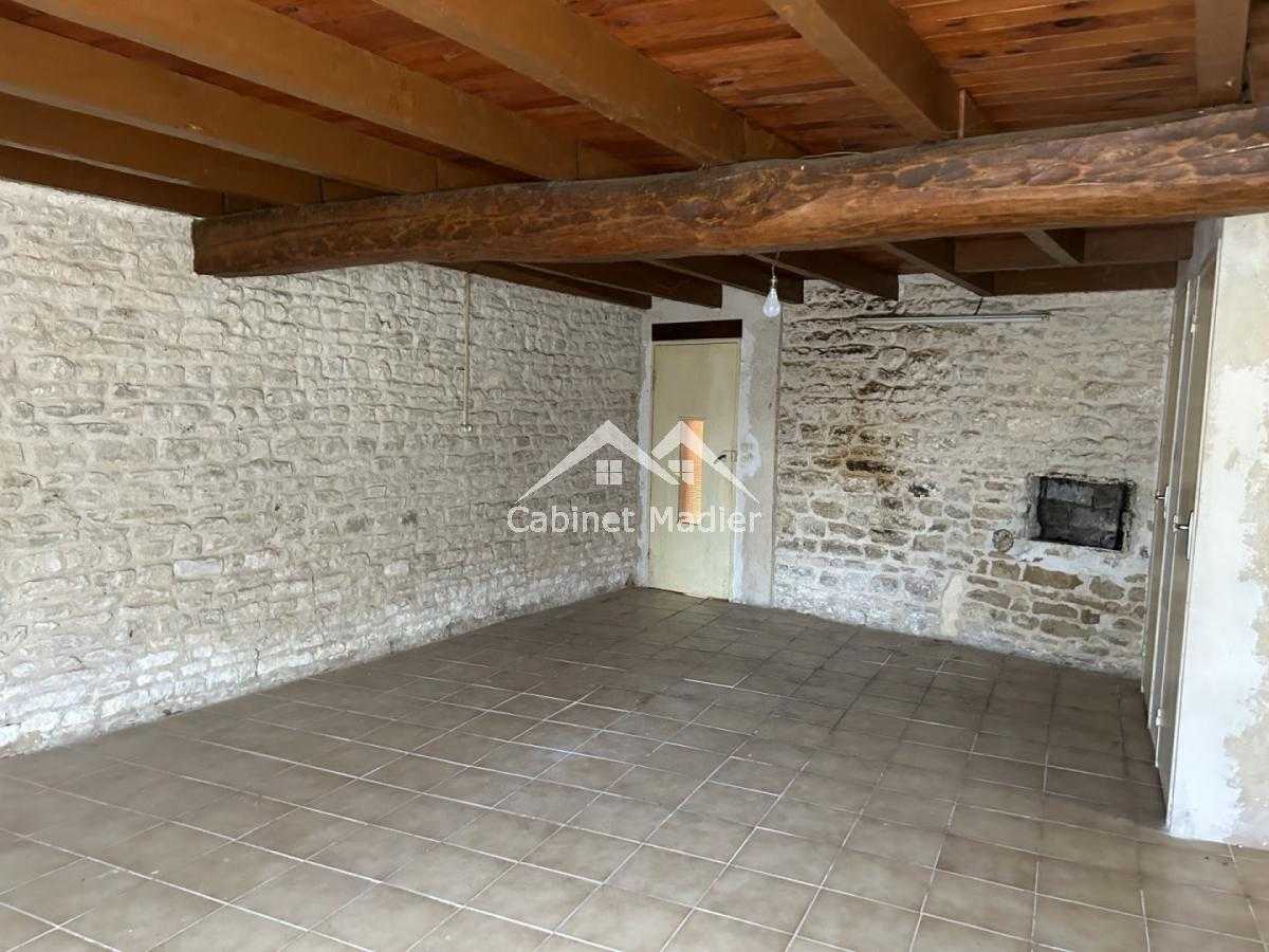 House in Saint-Jean-d'Angely, Nouvelle-Aquitaine 12271644