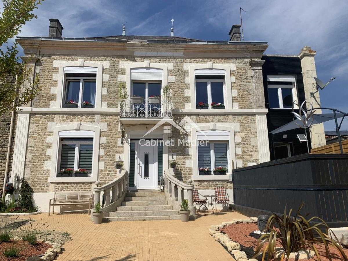 House in Saint-Jean-d'Angely, Nouvelle-Aquitaine 12271654