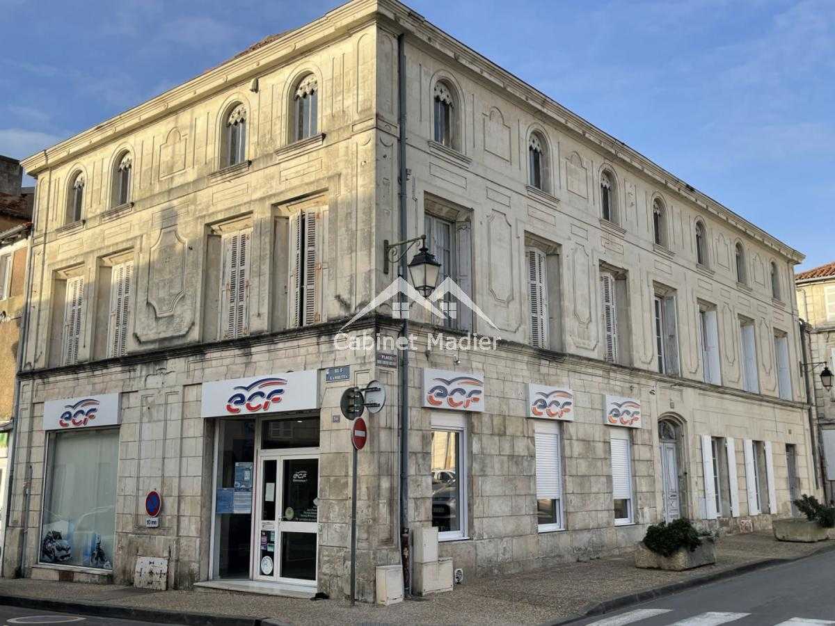 Condominium in Saint-Jean-d'Angely, Nouvelle-Aquitanië 12271665