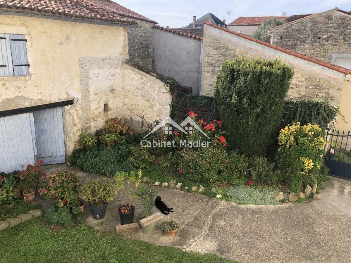 Hus i Saint-Jean-d'Angely, Nouvelle-Aquitaine 12271683