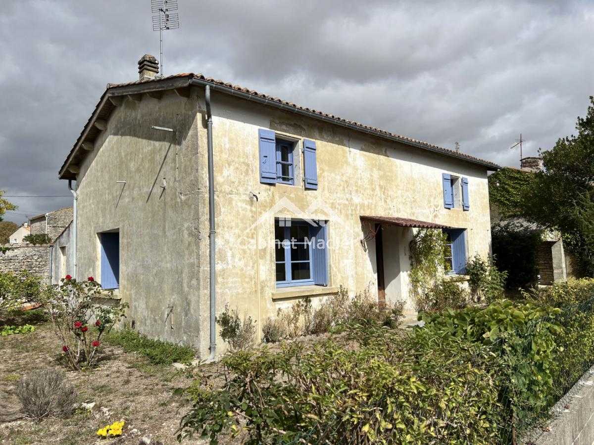 House in Saint-Jean-d'Angely, Nouvelle-Aquitaine 12271687