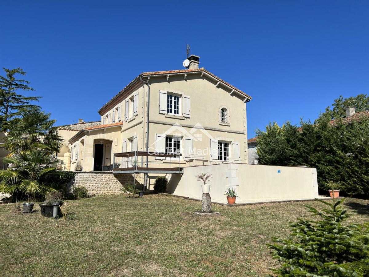 House in Saint-Jean-d'Angely, Nouvelle-Aquitaine 12271688