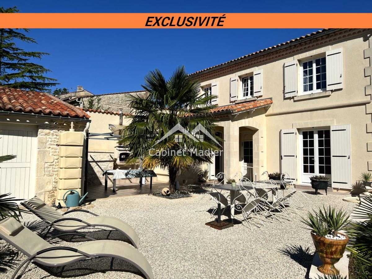 House in Saint-Jean-d'Angely, Nouvelle-Aquitaine 12271688