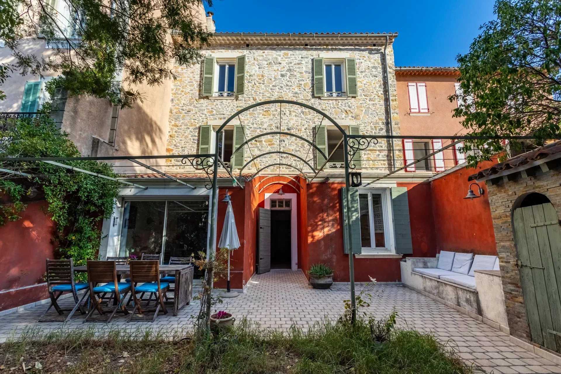 房子 在 Toulon, Provence-Alpes-Cote d'Azur 12272781