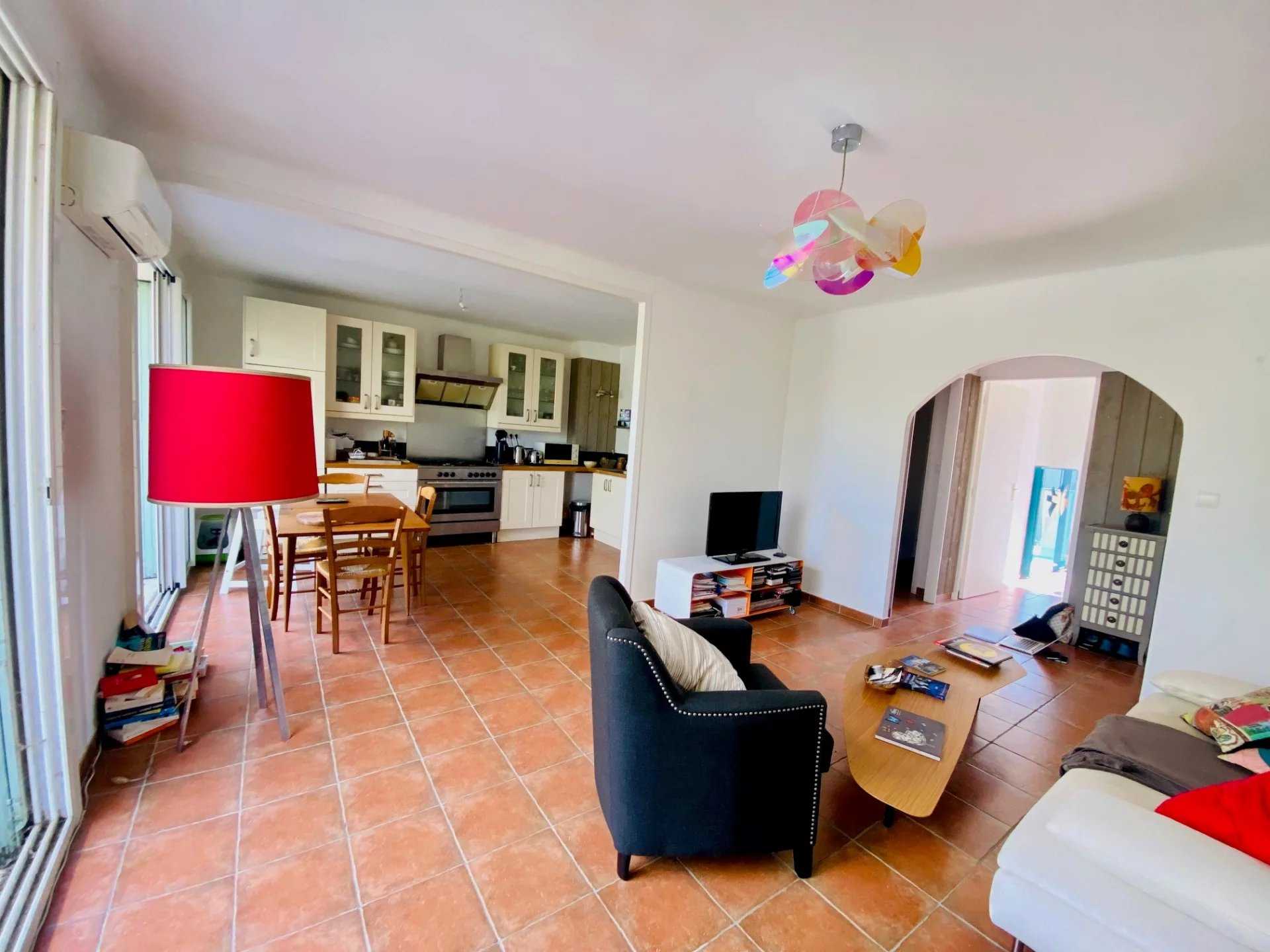 Condominium in Hyeres, Provence-Alpes-Cote d'Azur 12272802