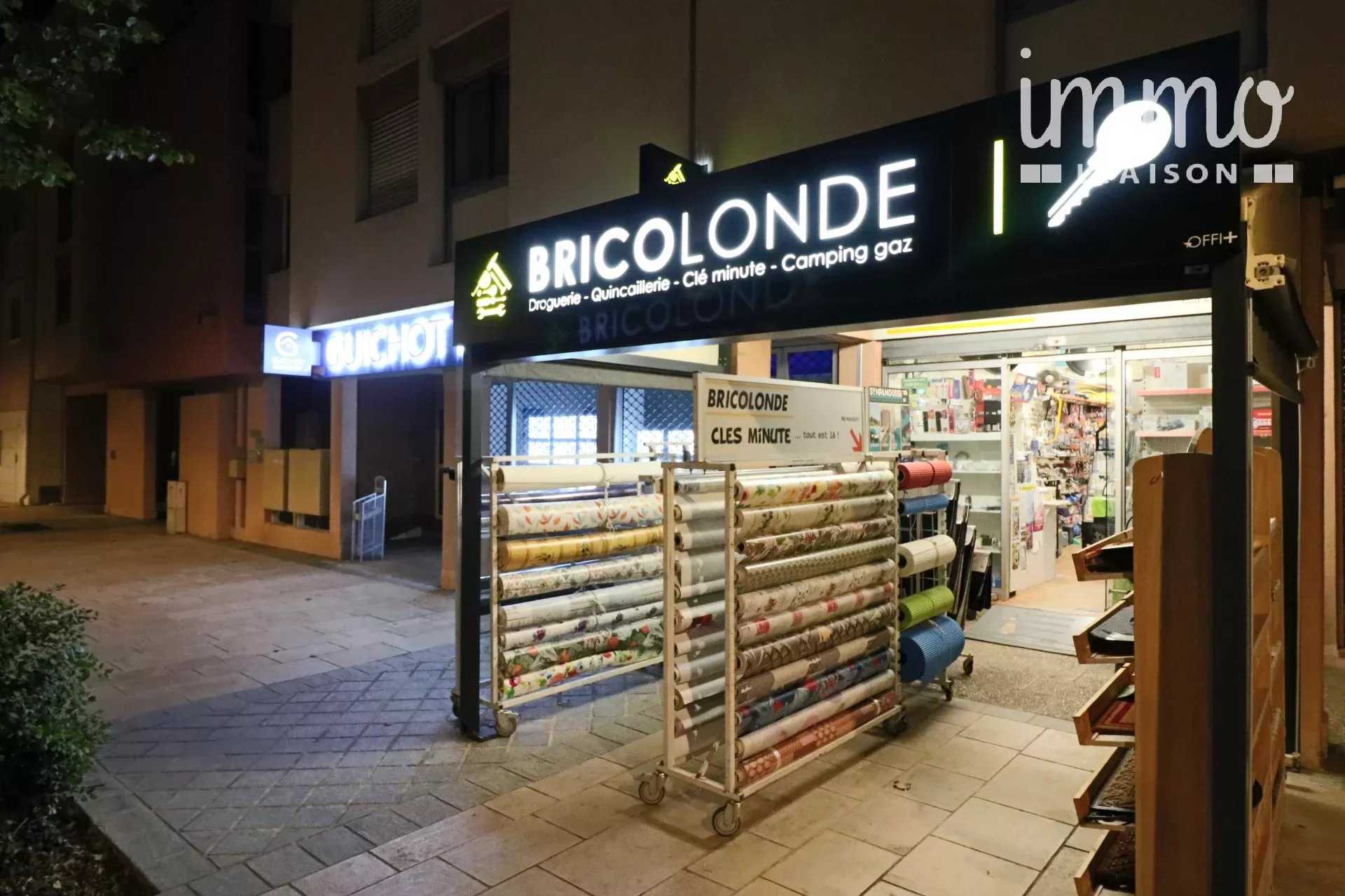 Retail in La Londe-les-Maures, Provence-Alpes-Cote d'Azur 12280032