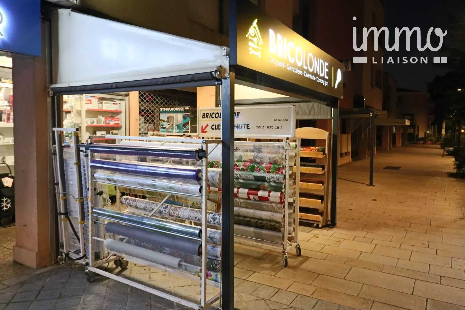 Retail in La Londe-les-Maures, Provence-Alpes-Cote d'Azur 12280032