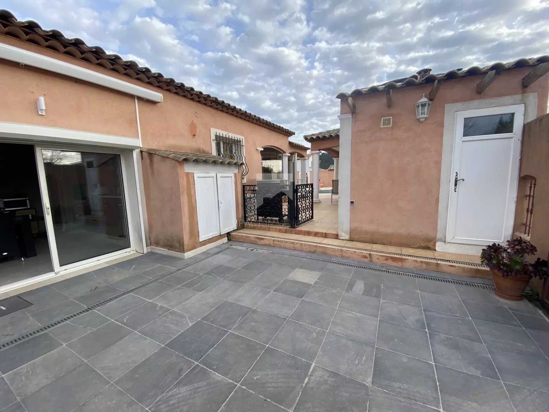 Casa nel La Crau, Provence-Alpes-Cote d'Azur 12282209